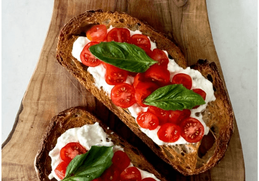Tartine seigle au sérac, tomates & basilic